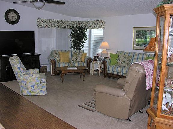 Living Rm w/vaulted ceiling