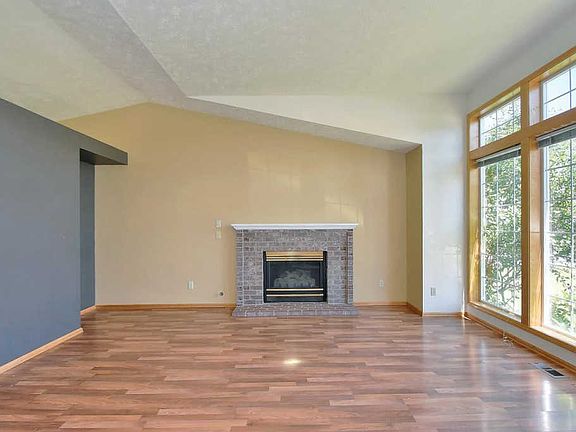 4th image of 915 N Mitchell Ct