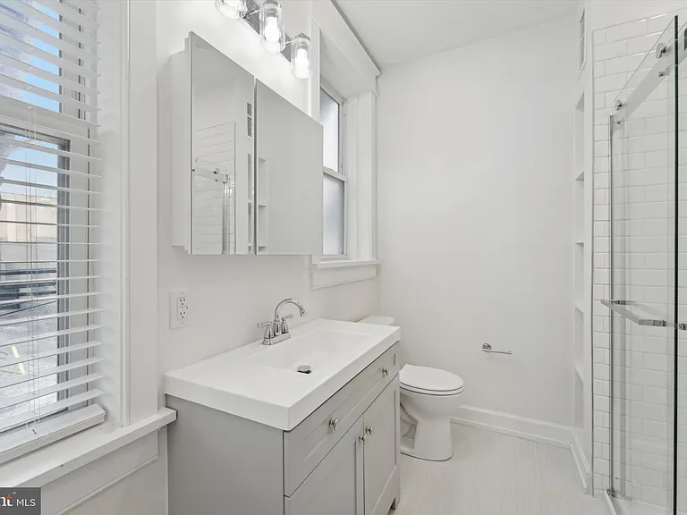 1049 W Lancaster Ave — Photo 9