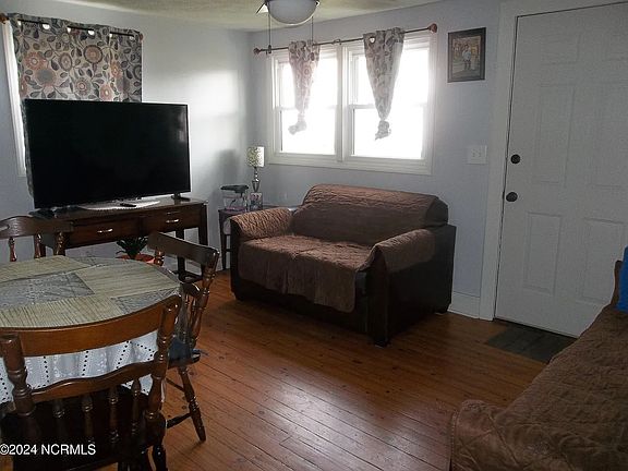 5th image of 140 School St