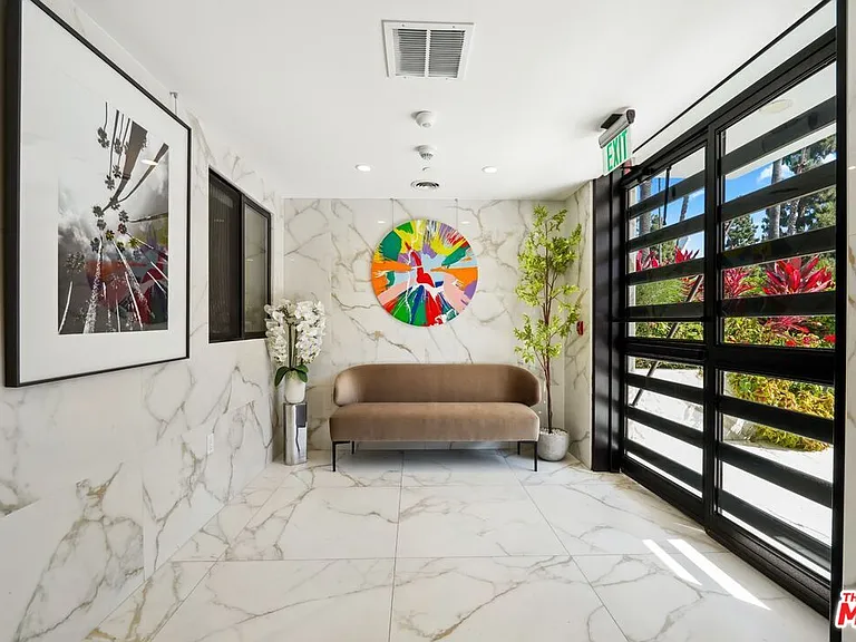137 N Doheny Dr #3 — Photo 4