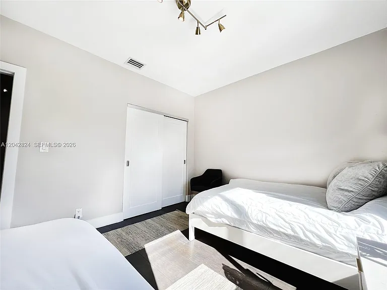 513 SW 18th Ct — Photo 17