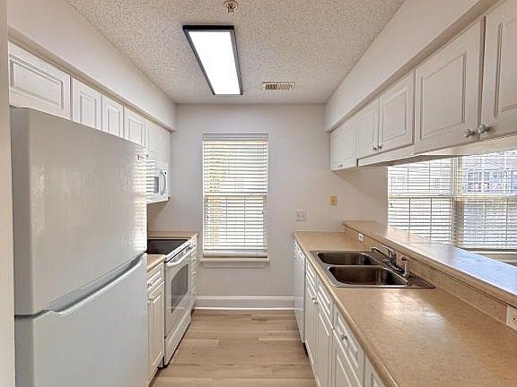 5th image of 627 Woodmoor Cir #201