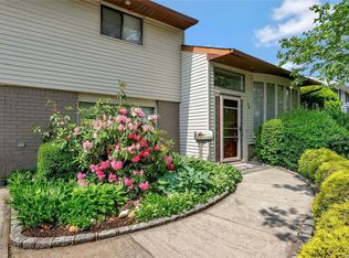 16 Coronet Ln, Plainview, NY 11803