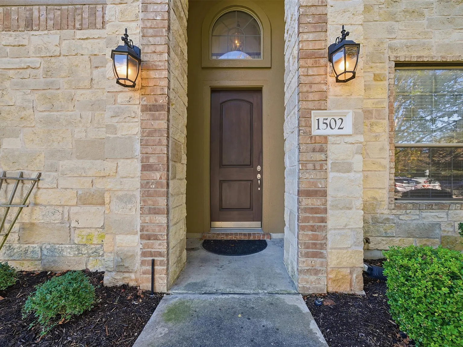 3 bed, 3.0 bath, 1942 sqft, $2,095 — Photo 3