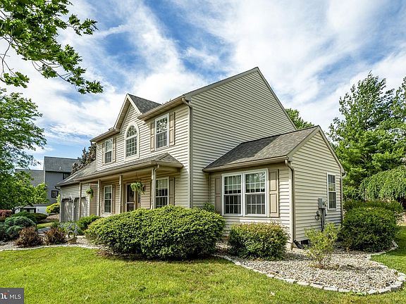 3rd image of 213 Willow Dr
