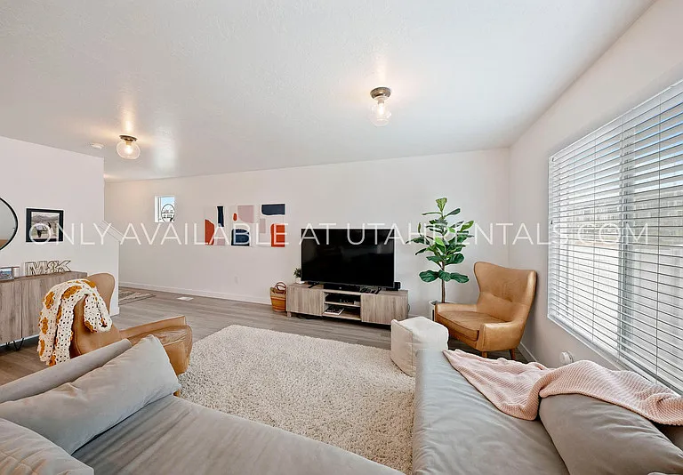 341 N Angus Dr — Photo 8