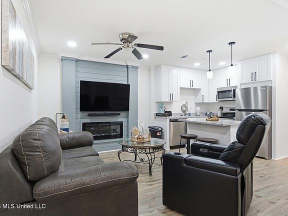 3rd image of 400 Westbury Glen Ln