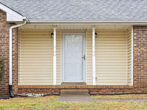 4th image of 890 Jessica Dr