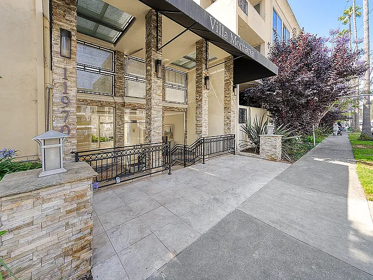 2 bed, 1700 sqft, $4,500 — Photo 2