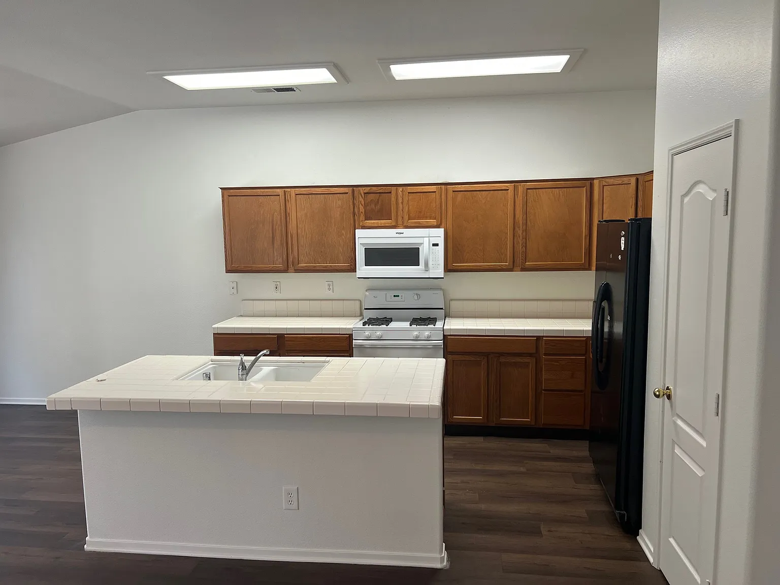 3 bed, 1965 sqft, $2,345 — Photo 4