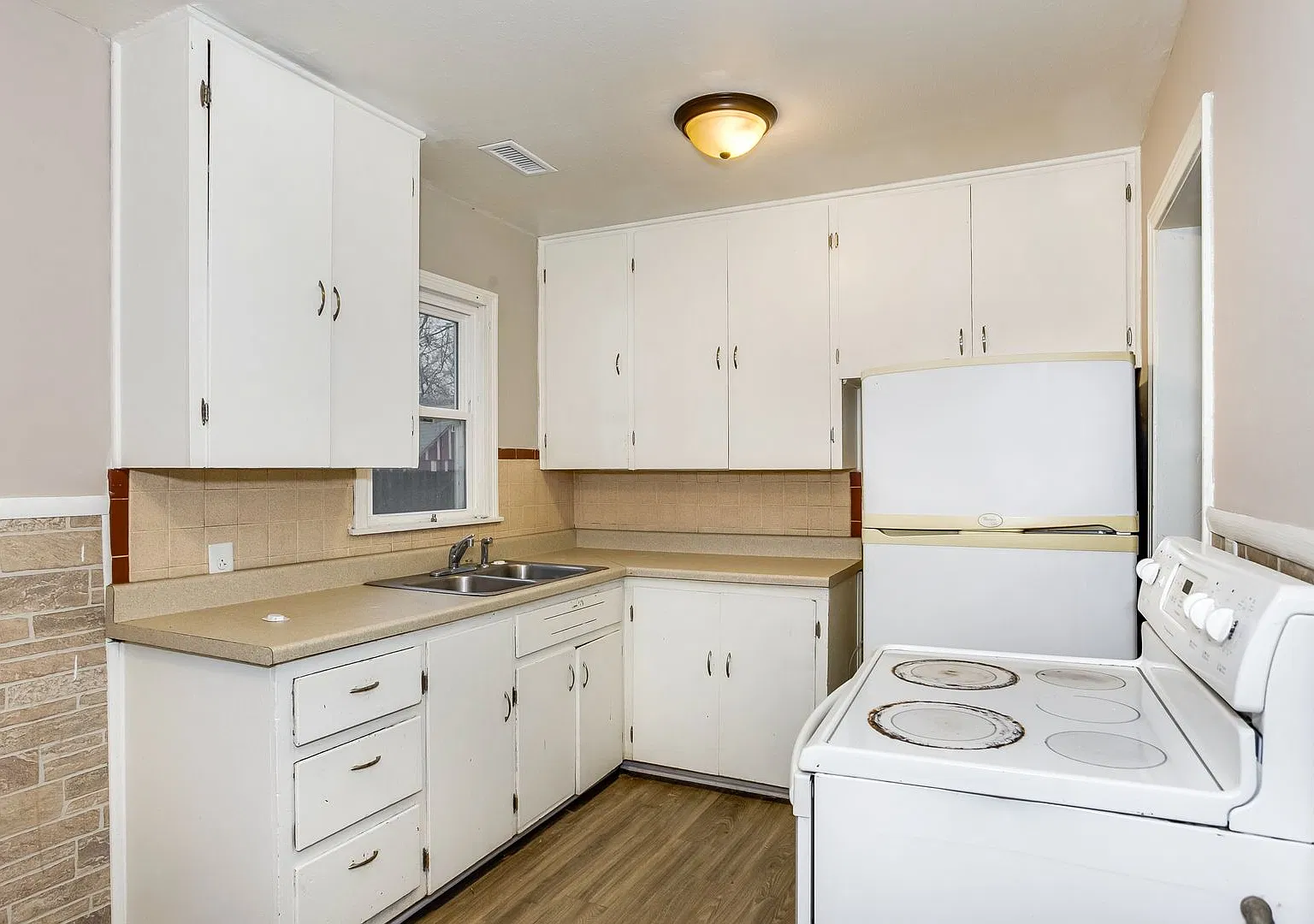 Cozy 3 Bedroom — Photo 1