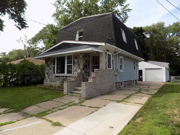 2nd image of 2117 Quincy St