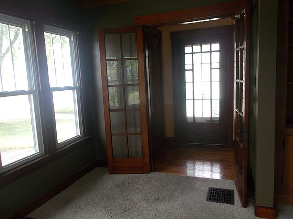 4th image of 303 E Broadway St