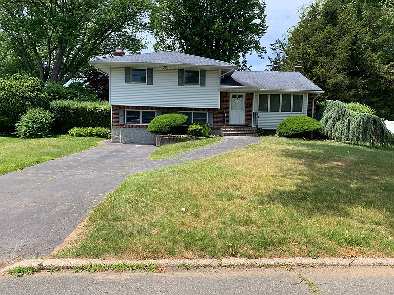 8 Fern Dr — Photo 3
