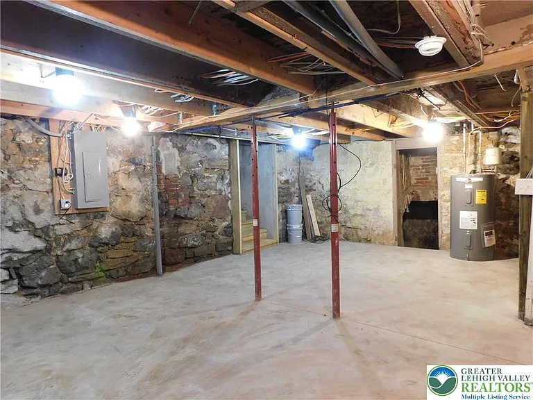 68 W Union Blvd — Photo 34