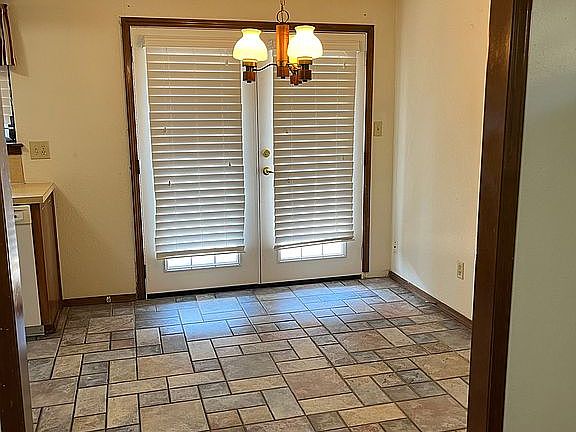 Dining w/ access to patio