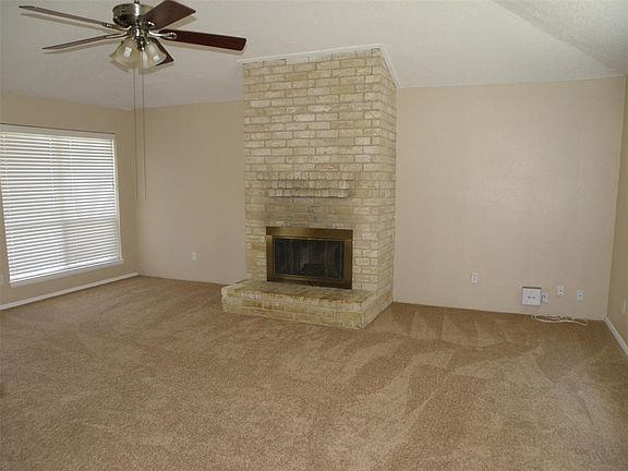 2nd image of 634 W Castle Harbour Dr