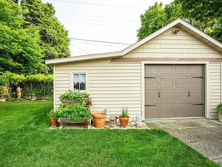 426 Howard Ave — Photo 12