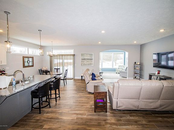 4th image of 1573 Yosemite Dr