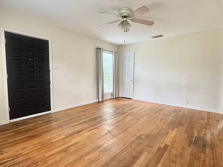 421 S Van Buren St — Photo 4