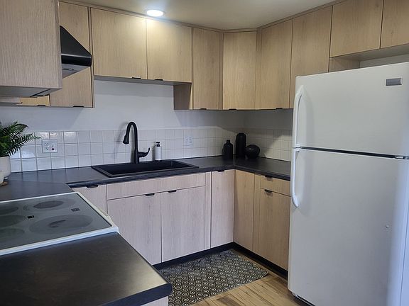 3rd image of 941 Buena Vista Dr #C