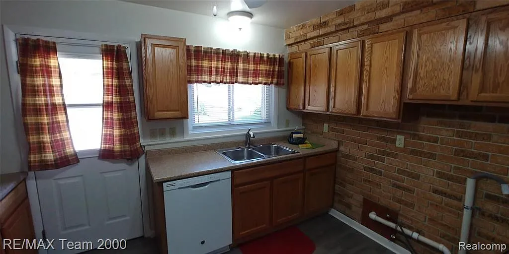 3 bed, 1.0 bath, 1000 sqft, $1,400 — Photo 4