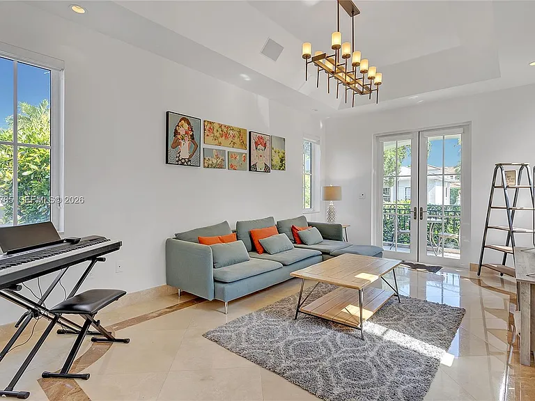 350 Redwood Ln — Photo 7
