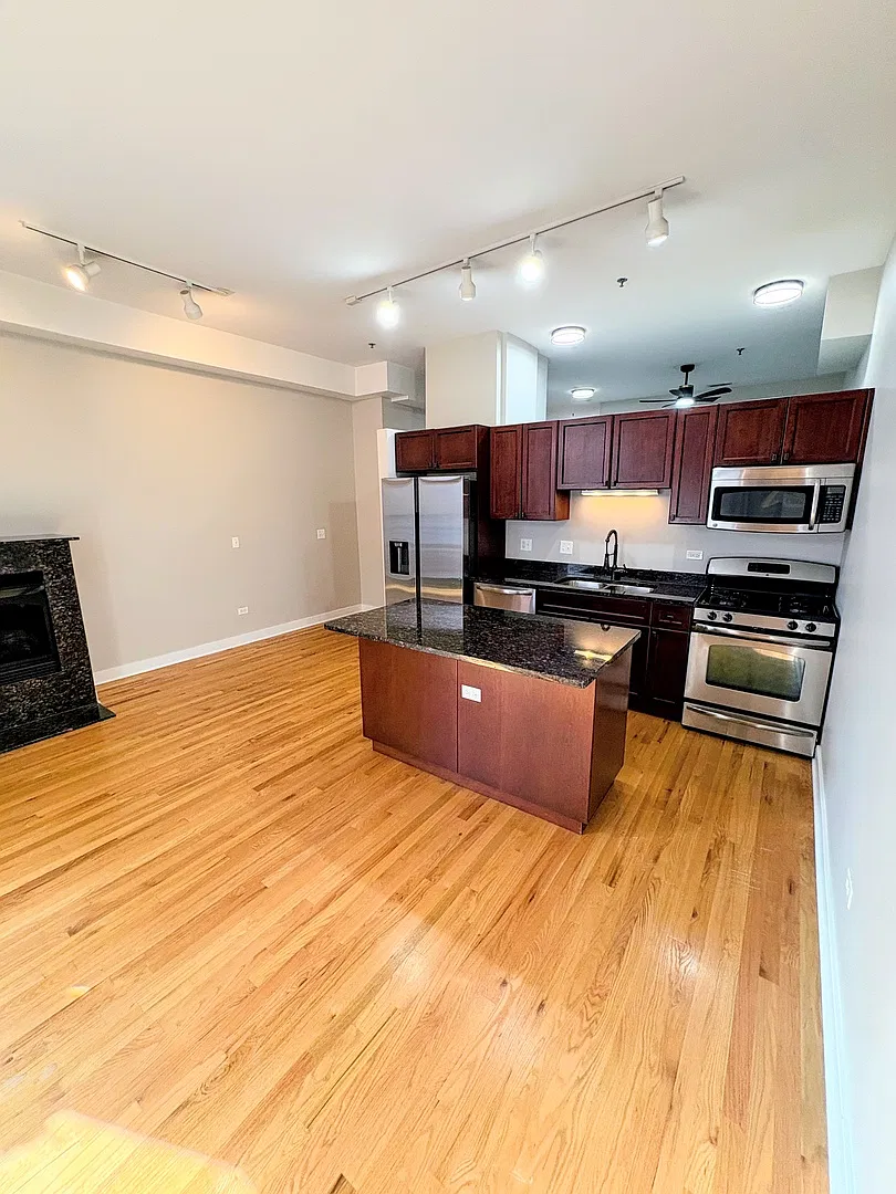 1 bed, 700 sqft, $2,100 — Photo 2