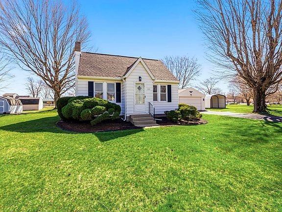 4th image of 203 Maple St