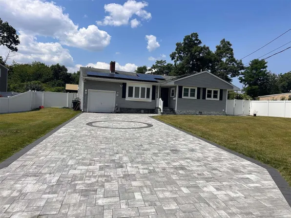 10 Benjoe Drive, Bay Shore, NY 11706