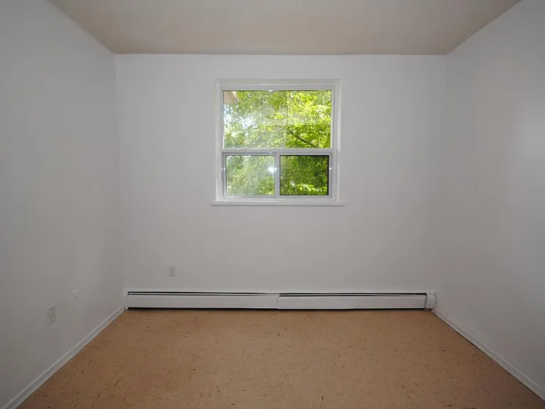 109 Wentworth St S — Photo 8