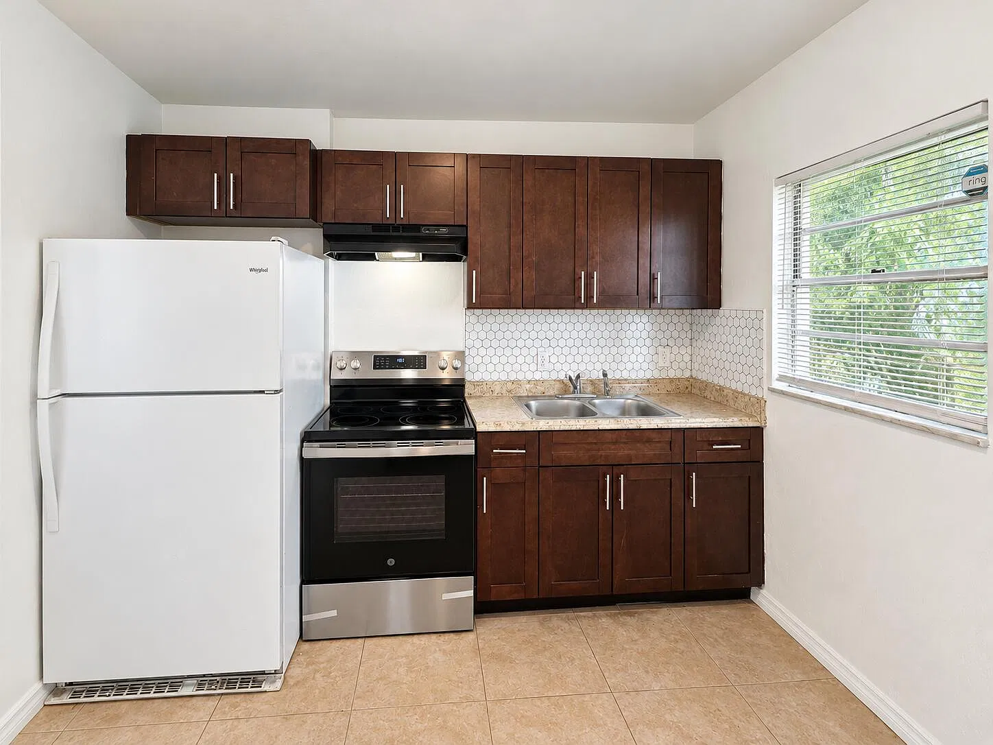 2 bed, 1.0 bath, 672 sqft, $1,600 — Photo 3