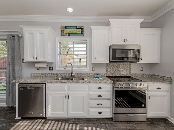 4th image of 200 Saint Blaise Ln