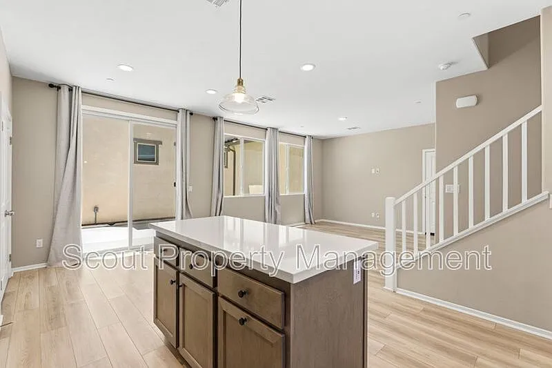 3 bed, 2.5 bath, 1469 sqft, $3,100 — Photo 2