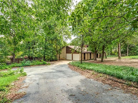 3rd image of 1112 Oakwood Dr