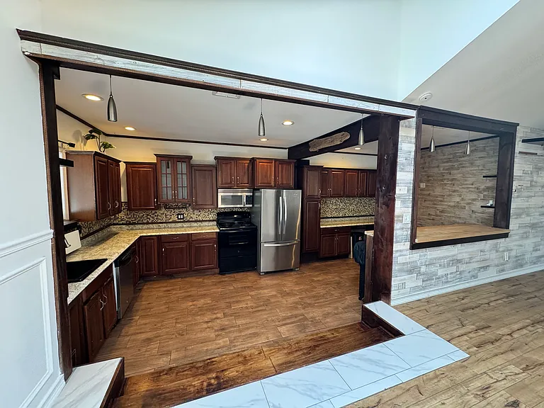 143 N Summit Ave — Photo 3