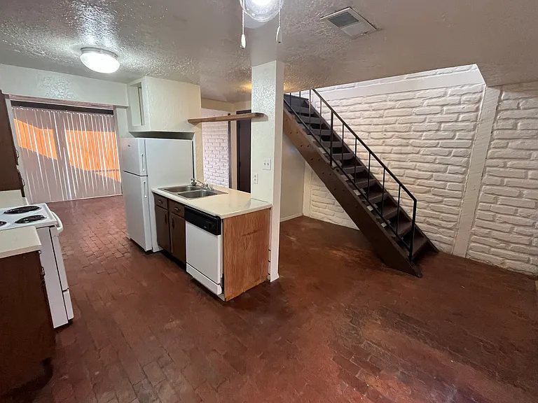 Spacious, 2-Story 1 Bedroom Loft Apartment in Nob Hill — Photo 1