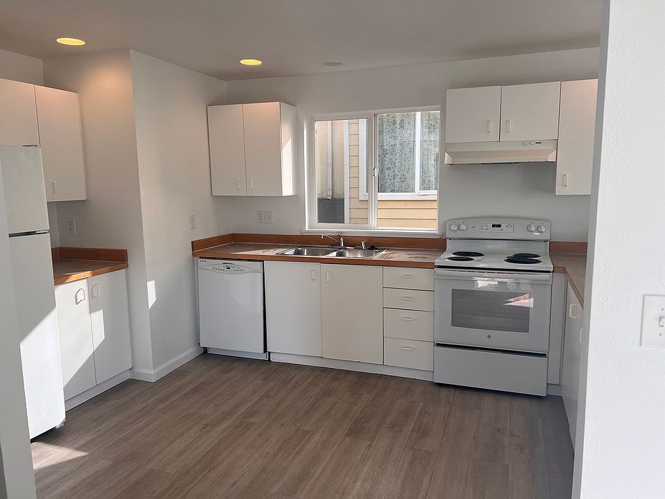 Spacious kitchen - stove has been upgraded to glass top