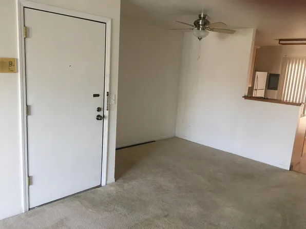 203 N Waters Edge Dr, Glendale Heights, IL