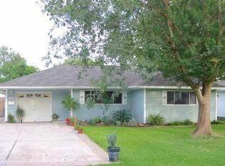 6998 Willow St, Groves, TX 77619