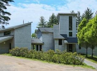 27 January Hills Rd, Amherst, MA 01002