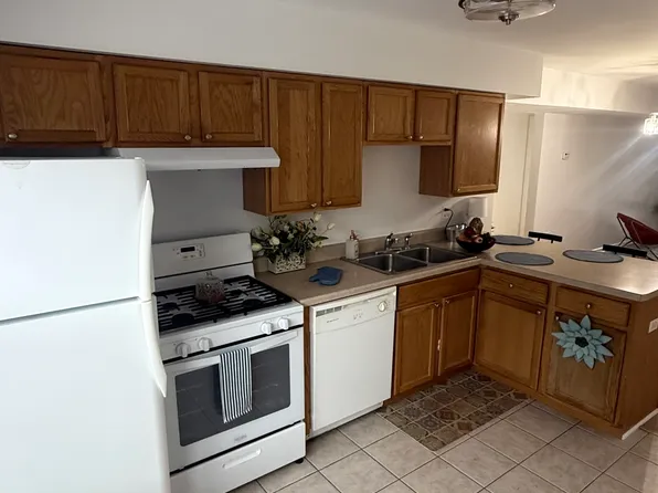 1336 W Main St APT 201, Saint Charles, IL 60174