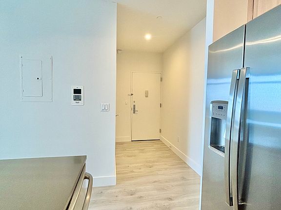 4th image of 229 W 60th St APT 7R