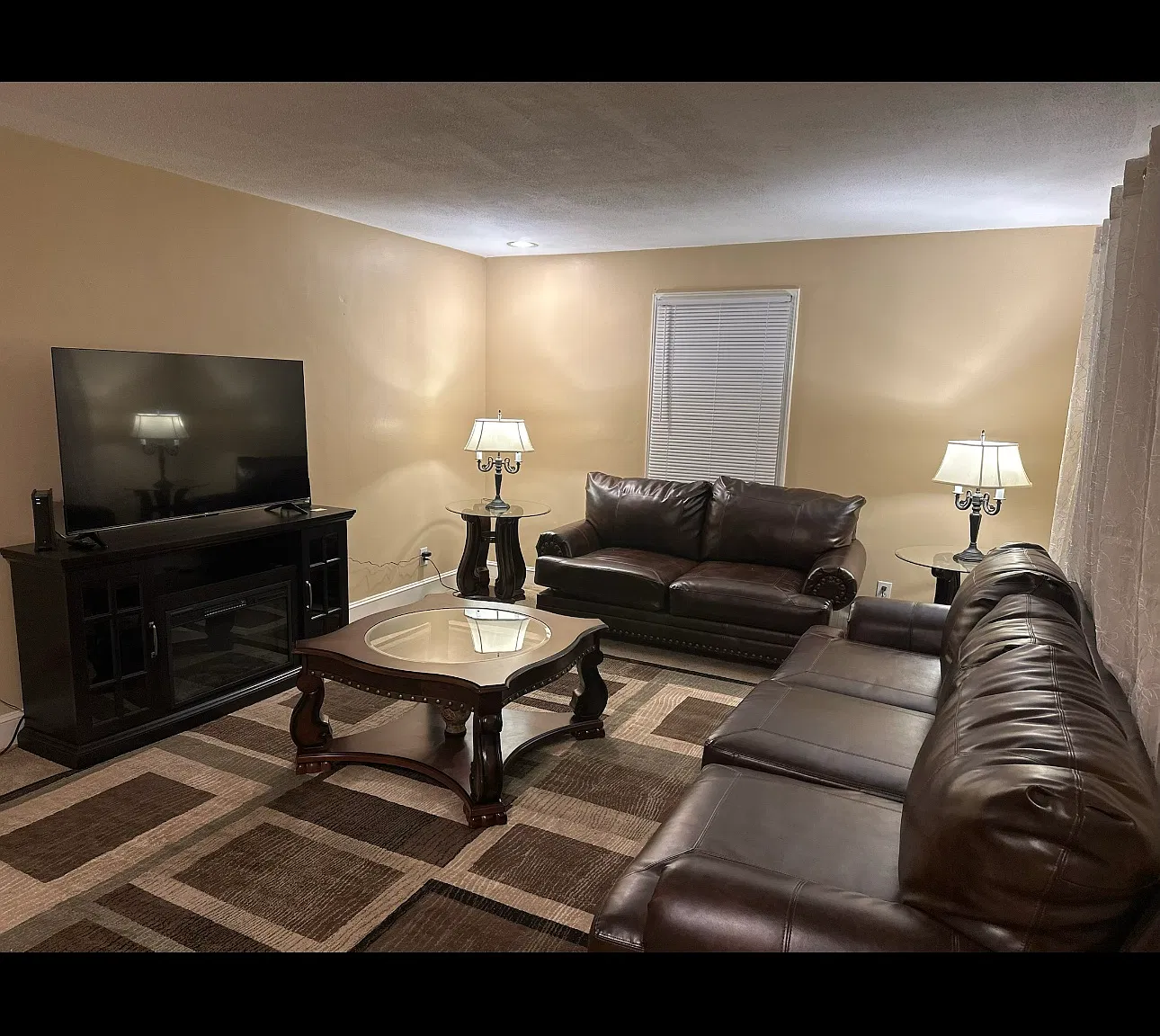 3 bed, 1036 sqft, $1,900 — Photo 2