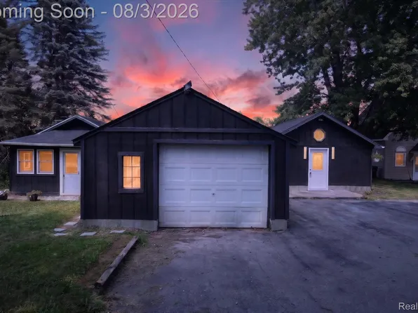 3515 Lakeview Dr, Ortonville, MI 48462