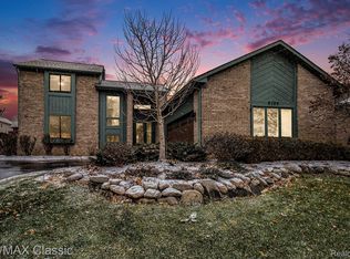 8789 El Dorado Dr, White Lake, MI 48386