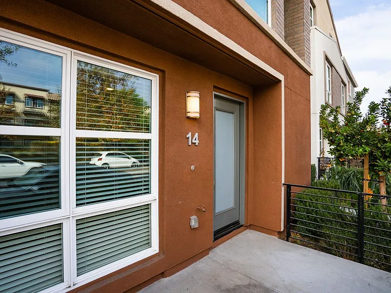 2700 E Chaucer St #14 — Photo 3