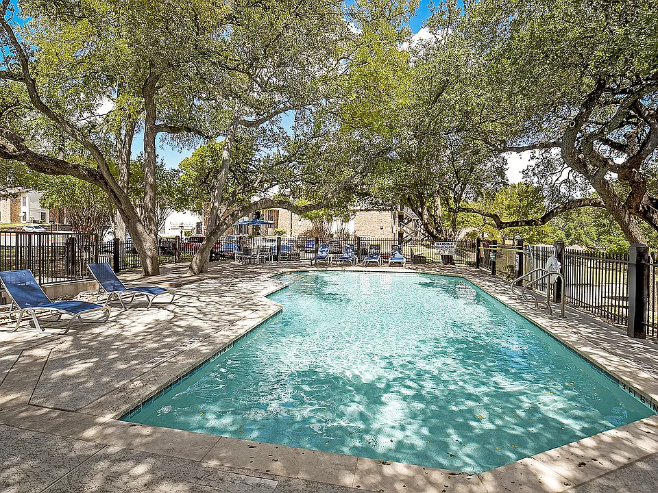 Cricket Hollow Apartments