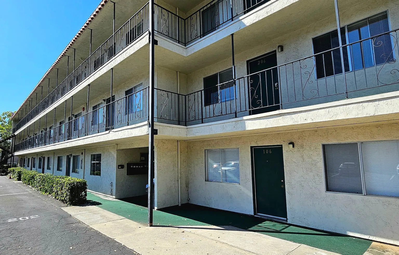 0020 190 California Blv — Photo 4